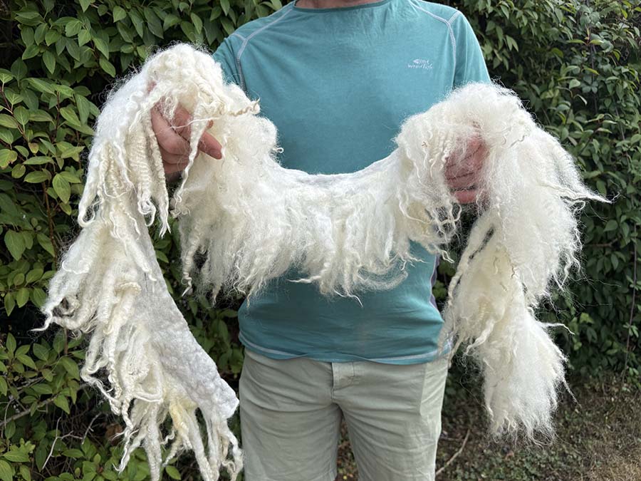 Fluffy Wool Locks on Cloth (08) – Cream | 150cm, 100g