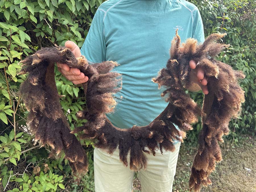 Fluffy Wool Locks on Cloth (07) – Dark Brown | 150cm, 100g